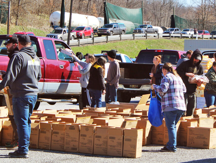 Help is pouring in from around the country for working people of East Palestine, Ohio, weeks after toxic derailment disaster caused by rail bosses’ drive for profits. Above, volunteers distribute supplies in neighboring Negley March 26, delivered by Soup Mama’s convoy of trucks.