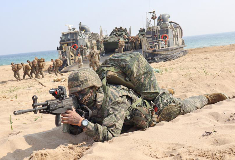 Marine de Corea del Sur toma posición mientras que marines de EE.UU. desembarcan durante provocativo ejercicio militar conjunto (Doble Dragón) en Pohang, Corea del Sur, marzo 29.