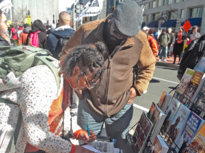 Navy veteran Tanesha Stebb subscribes to Militant after discussion with SWP member Willie Cotton at March 18 peace protest in Washington; 11 subscriptions and 18 books were sold