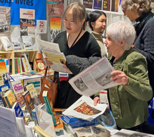 Beverly Bernardo, front right, from the Communist League in Canada, shows Militant, socialist literature to a participant at the March 16-19 Association for Asian Studies Conference in Boston. The conference attracted over 3,400 academics, students and librarians.