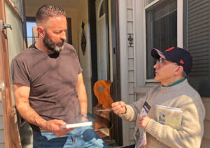 Pete Bastounes, left, a member of Operating Engineers Local 150 in Morris, Illinois, told SWP member David Rosenfeld April 8 about supporting striking members of his union in Chicago area last year. He renewed his Militant subscription, bought three books on special offer.