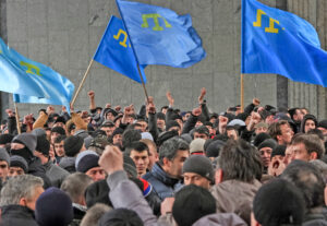 Tártaros, pueblo autóctono de Crimea, protestan 26 de feb. de 2014, seis días después que Moscú usó tropas para tomar control de la península. Tras apretar el control represivo el año pasado, Putin visitó Crimea el 18 de marzo para tratar de dar legitimidad a la anexión.