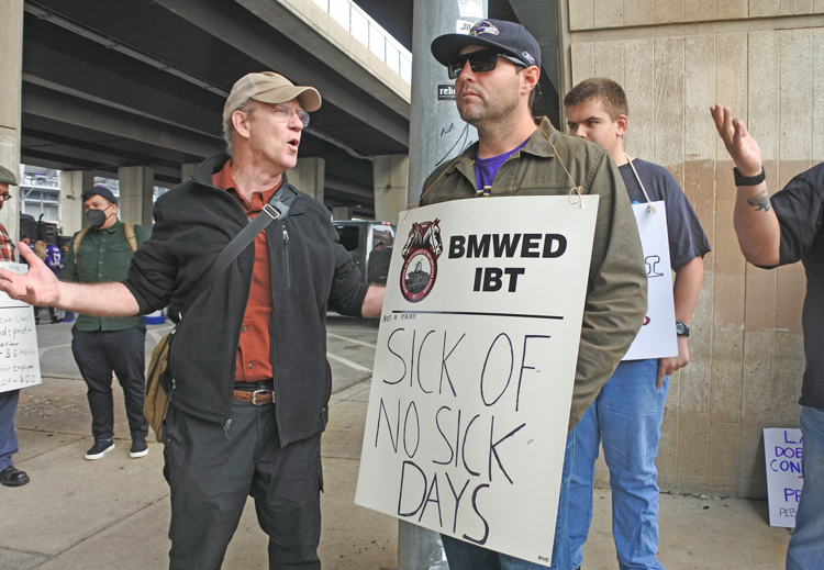 Sindicalistas ferroviarios protestan en Baltimore, octubre 23, durante lucha por convenio nacional. Sindicatos se han sumado al apoyo a la lucha en East Palestine tras desastre de tren.