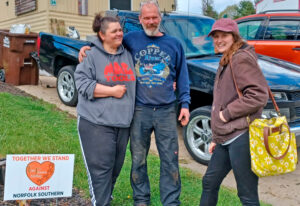 Michelle and Dave Shaffer talk with SWP member Kaitlin Estill in East Palestine, Ohio, April 30. He said rail disaster proves “we can’t trust politicians, the government or Norfolk Southern.”