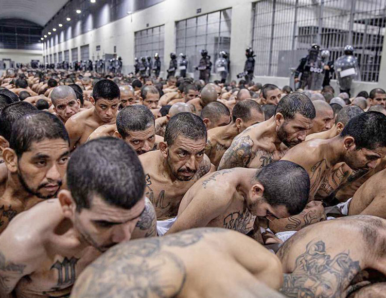 Reos en Centro de Confinamiento del Terrorismo en Tecoluca, El Salvador. La prisión puede encarcelar a 40 mil presos. En marzo, un mes después de inaugurarse, ya habían 4 mil en ella.