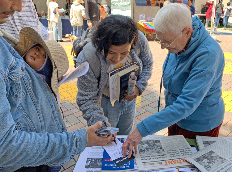 SWP member Andrea Morell, right, selling Militant subscription at Berkeley, California, book fair May 7. At one-day fair, 21 subscriptions and 63 Pathfinder books were sold amid lively discussions on union solidarity, constitutional rights and the fight against antisemitism.