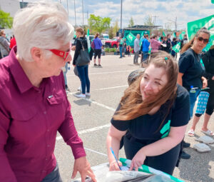 “The government is responsible for the crisis in the health care system,” hospital worker Eliane St-Germain, right, told Communist League campaigner Rosemary Ray at protest in Quebec, May 13. St-Germain got Militant subscription, The Low Point of Labor Resistance Is Behind Us.
