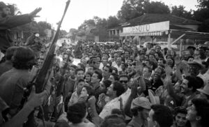Colón, Cuba, le 7 janvier 1959. La foule accueille la caravane de la liberté et les combattants de l’armée rebelle qui se sont arrêtés dans une ville après l’autre à travers l’île à la suite du renversement de la dictature soutenue par les États-Unis. Comme Lénine et les bolcheviks, Fidel Castro a agi en tenant compte du fait qu’une véritable révolution et la formation d’un parti communiste exigent de mobiliser, d’organiser et de diriger les millions de travailleurs et d’agriculteurs qui ont été gagnés à cette perspective.