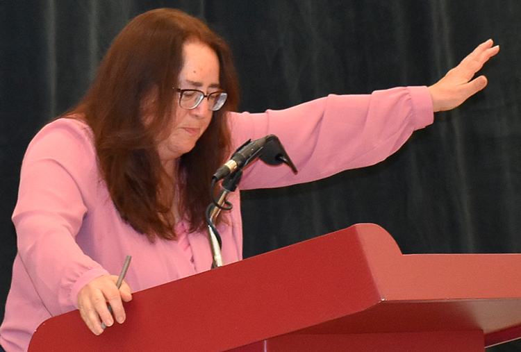 Laura Garza, candidate du Parti socialiste des travailleurs lors de l’élection de 2024 au Sénat américain pour la Californie, prend la parole lors de l’événement de clôture.