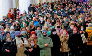 Manifestation à Saint-Pétersbourg, le 24 février 2022, l’une de centaines à travers la Russie contre l’invasion de l’Ukraine par le président Vladimir Poutine. Malgré une répression massive, des actions de moindre envergure se poursuivent, en solidarité avec la lutte pour l’indépendance nationale de l’Ukraine.