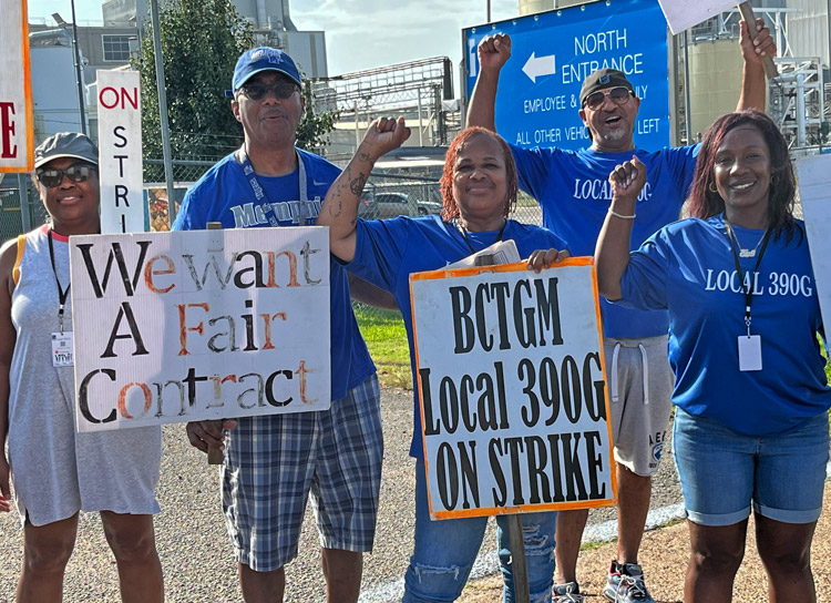 BCTGM Local 390 members picket International Flavors and Fragrances in Memphis, Tennessee, June 29, against cutbacks, for decent health coverage, higher pay for new hires.