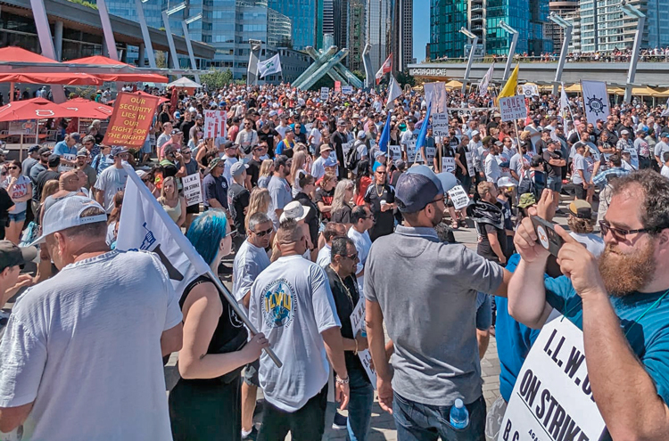Les débardeurs en grève, membres de l’ILWU, se rassemblent à Vancouver, en Colombie-Britannique, le 9 juillet, suscitant une large solidarité. Le soutien est venu des membres de la section locale 40 de UNITE HERE, en grève à l’hôtel Sheridan à l’aéroport, et de syndicats de débardeurs en Australie, en Nouvelle-Zélande et aux États-Unis.