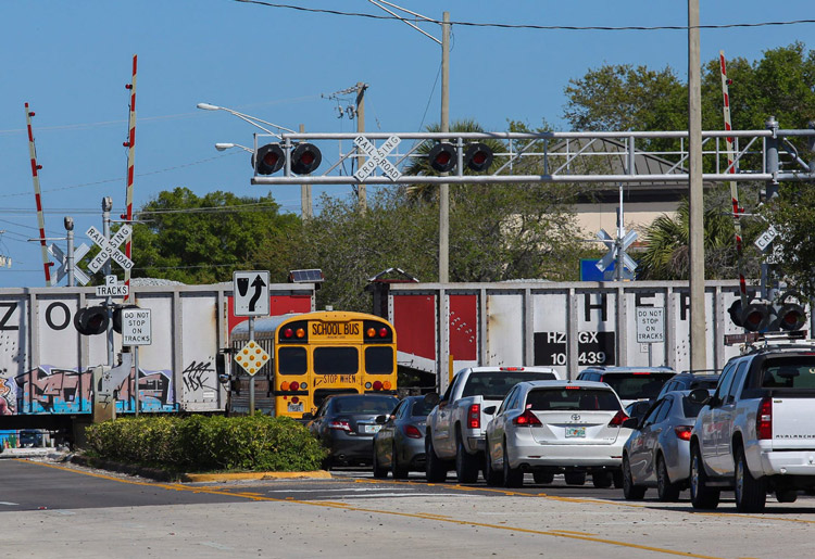 Tren bloquea cruce en Vero Beach, Florida, marzo 2. La puerta de cruce permaneció abierta cuando pasó el tren. Estas fallas aumentan los peligros inherentes a los cruces sin protección.