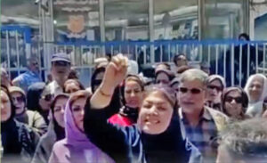 Protest at copper complex in Kerman, Iran, June 30 against transfer of workers’ pension funds to Ministry of Welfare. Woman leader said they would block gate until they won.