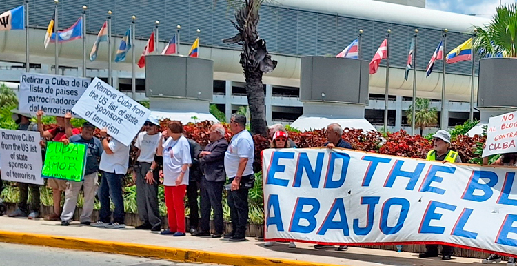 Protesta en aeropuerto de Miami, mayo 28, contra guerra económica y política de EUA contra Cuba. Calumnias sobre “espionaje” chino se usan para intensificar el embargo.