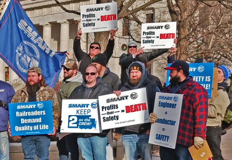 Protesta de obreros ferroviarios en Columbus, Ohio, 13 de diciembre de 2022. Uniones lucharon por un contrato que brinde seguridad para trabajadores y comunidades cerca de las vías. El presidente Biden con apoyo bipartidista en el Congreso prohibió la huelga.