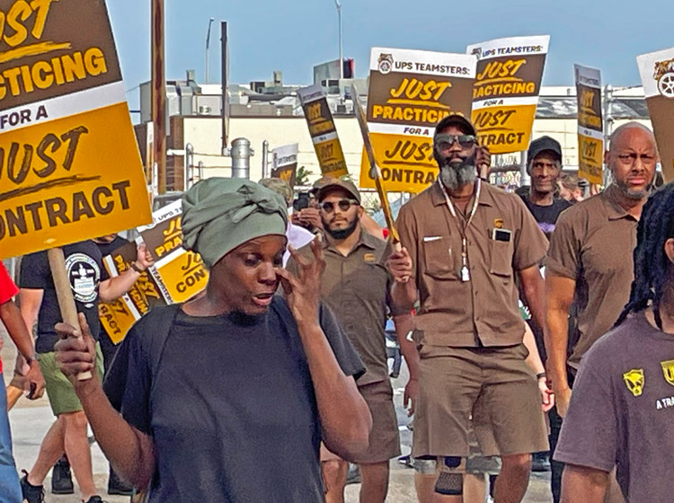 UPS workers “practice picket” in Philadelphia July 13 drew striking Screen Actors Guild members, UNITE HERE unionists and others who joined in solidarity with the Teamsters. 