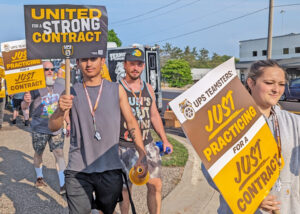 Hundreds of Teamsters Local 638 members, supporters held “practice picket” at UPS distribution center in Eagan, Minnesota, July 22. Real possibility of strike put pressure on UPS bosses.