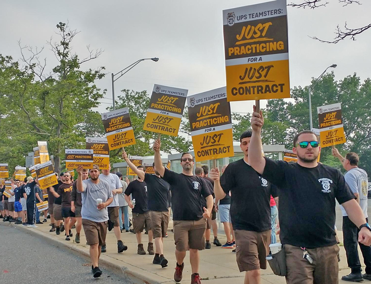 Teamsters participate in “practice” picketing in Farmingville, New York, June 30. Similar actions took place in other states as union prepares for strike when contract expires July 31.