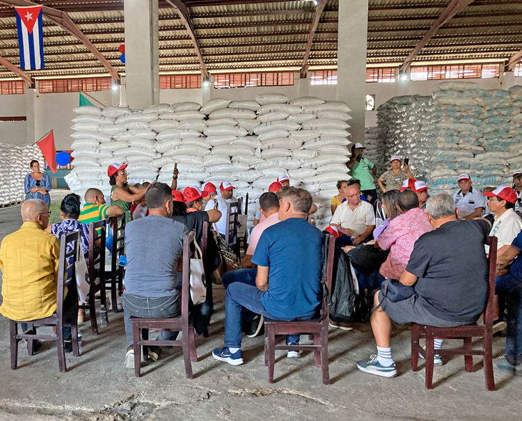 Unionists from abroad met April 29 with union leaders and workers in Cotorro municipality in Havana at a warehouse for food distribution at subsidized prices. They discussed gains made by Cuban workers through their socialist revolution, impact of U.S. embargo.