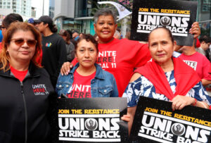 Protesta sindical el 26 de mayo en Los Angeles. Los contratos de 15 mil trabajadores de hoteles del área vencen el 30 de junio. Organizar muestras de solidaridad obrera está al centro de lo que necesitamos hacer para fortalecer los sindicatos hoy.