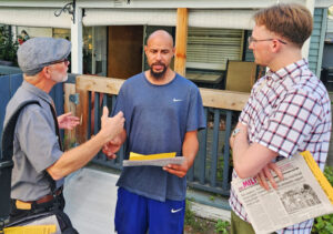 “I want nothing but the real facts. We have to understand the world today,” construction worker Lorenzo Rainwater told SWP candidates Henry Dennison, left, and Vincent Auger, right, in Seattle Aug. 9, as he bought the Militant and asked them to come back for further discussion.