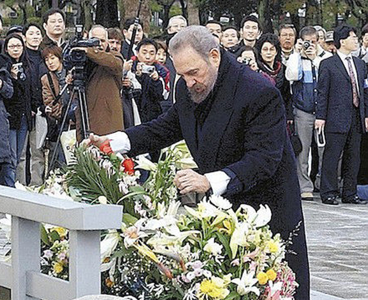 Presidente cubano Fidel Castro coloca ofrenda en homenaje a víctimas de la bomba atómica de Washington en memorial en Hiroshima, Japón, el 3 de marzo de 2003.