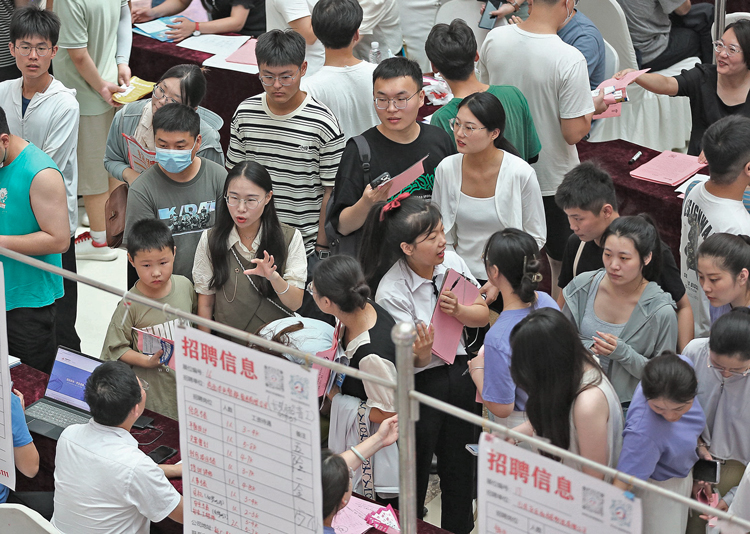Feria de empleos en China, donde 20% de jóvenes no encuentra trabajo. Las exportaciones y obras de construcción en China han caído en medio de agudización de conflictos mundiales.