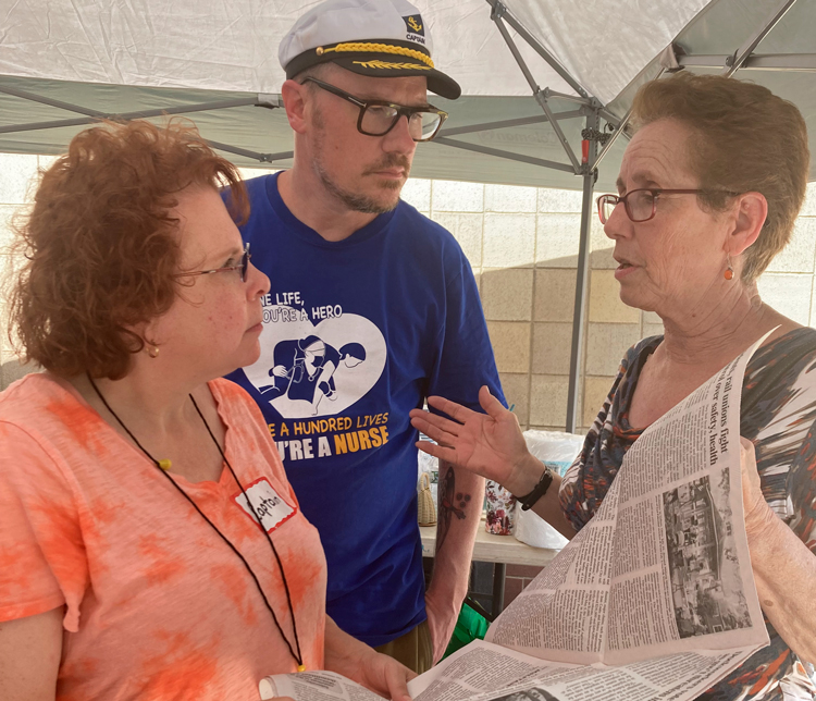 Joanne Kuniansky, right, SWP candidate for New Jersey State Senate, joined in solidarity with striking nurses, members of USW Local 4-200, at Robert Wood Johnson University Hospital in New Brunswick, Aug. 6. From left, picket captain Nancy Lipschutz and nurse Patrick Miller.