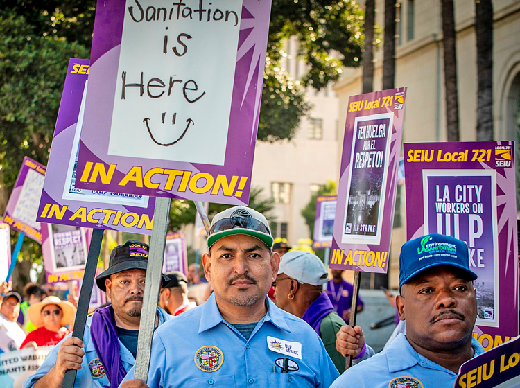Once mil empleados municipales en Los Angeles, incluidos de sanidad, aeropuerto, mecánicos y salvavidas, hicieron huelga de un día contra falta de personal y trabajo excesivo, 8 de agosto.