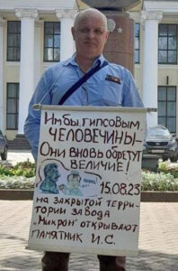 Andrei Ivanov protests Aug. 15 at Stalin statue erected in Velikiye Luki, 300 miles west of Moscow, saying Stalin was “a tyrant, a murderer,” and his protest was “not only an act against the monument, but also against the war” in Ukraine.