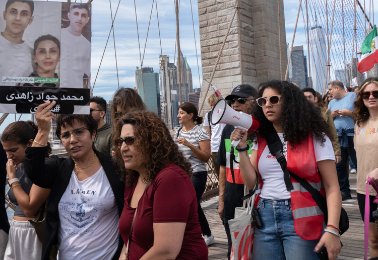 Protestas en Nueva York y alrededor del mundo el 16 de septiembre exigieron libertad de presos políticos en Irán.