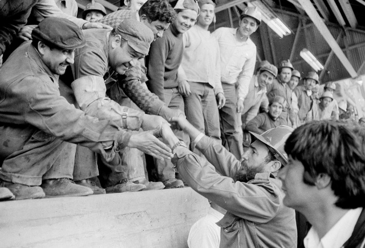 Primer ministro cubano Fidel Castro saluda a obreros en mina El Teniente, en Chile, nov. 24, 1971.