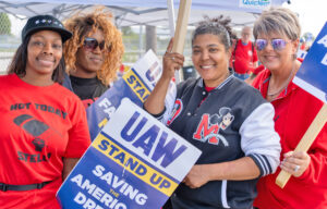 Huelguistas miembros del Local 12 del sindicato UAW en línea de piquetes. Todas trabajan en la planta de Jeep de la empresa Stellantis en Toledo, Ohio, 18 de septiembre.