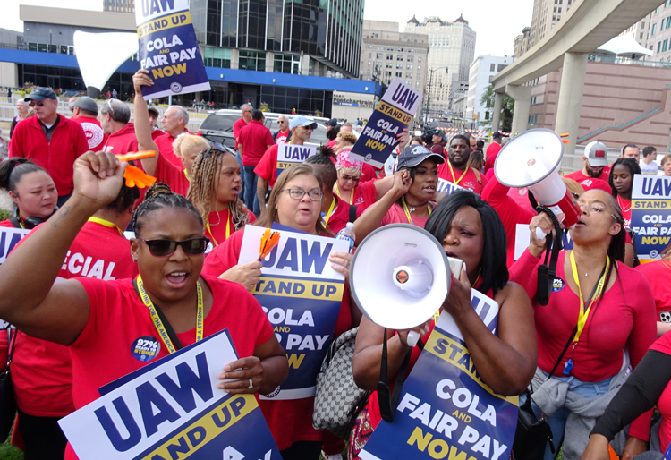 Manifestación del sindicato automotriz UAW en Detroit, sept. 15, al salir en huelga en plantas de Stellantis en Toledo, Ohio; General Motors en Wentzville, Missouri; y Ford en Wayne, Michigan.