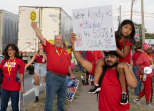 Unos 400 miembros del Local 862 del UAW y partidarios se manifestaron en Louisville, Kentucky, el 21 de sept., coreando, “¿Quién tiene la fuerza? ¡Nosotros! ¡La fuerza sindical!”