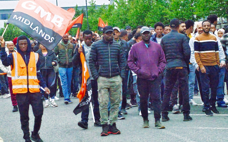 En el último año mil trabajadores en centros de Amazon en el Reino Unido (arriba), han realizado 26 días de acciones huelguísticas en contra de largos horarios, baja paga. Der., dirigente de Liga Comunista Jonathan Silberman en foro en Londres, sept. 2. La liga abordó las oportunidades para construir un partido proletario.