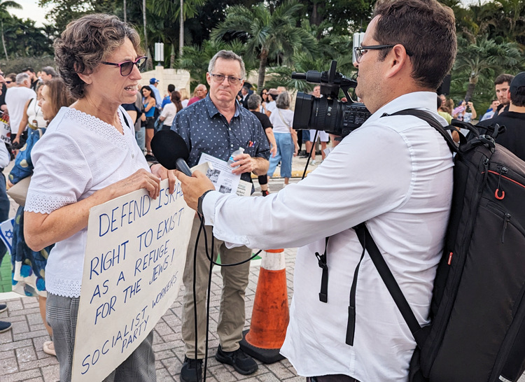 Rachele Fruit, candidata presidencial del Partido Socialista de los Trabajadores, habla a la prensa el 10 de octubre en evento en el memorial al Holocausto en Miami Beach para condenar pogromo de Hamás. En la lucha contra el odio antijudío, dijo, el PST mantiene las décadas de continuidad del movimiento comunista.