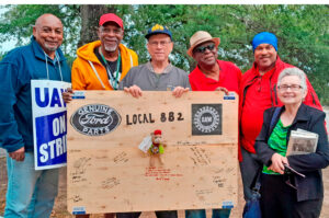 Wooden solidarity “card” from unionists at Ford Parts Distribution Center to striking UAW Local 868 members at Stellantis in Morrow, Georgia, “means a lot,” strikers told the Militant.