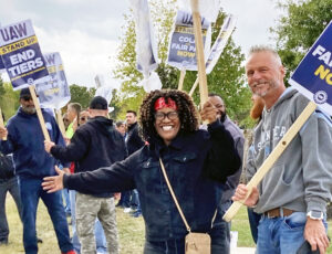 UAW Local 862 members on strike at Ford Kentucky Truck Plant in Louisville Oct. 14. “Our priority is to protect jobs and workers’ livelihoods,” Local President Todd Dunn told the Militant.