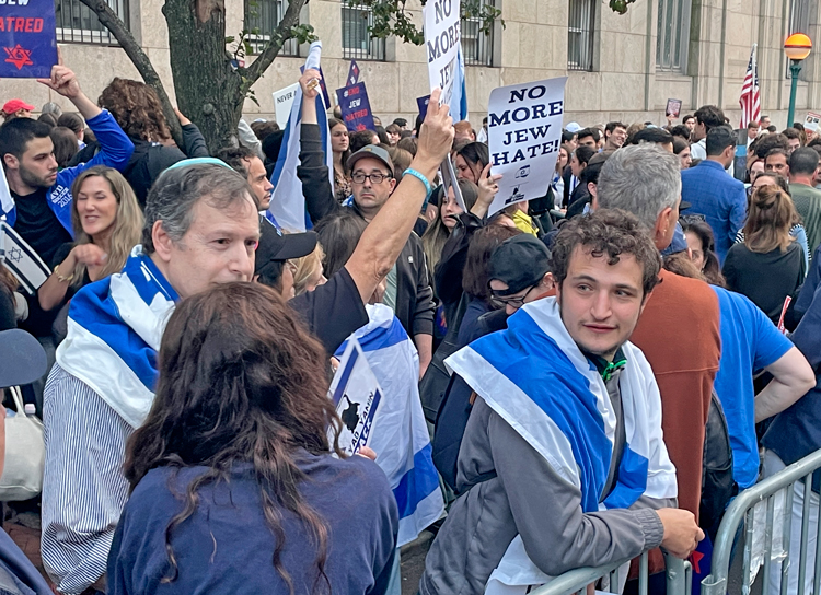 Manifestation sur le campus de l’Université Columbia, à New York le 25 octobre, pour réclamer la « Fin de la haine des Juifs sur le campus ». Un étudiant juif y a été agressé physiquement le 11 octobre par quelqu’un qui déchirait des affiches demandant au Hamas de libérer les otages saisis lors du pogrom du 7 octobre, qui a fait 1 400 morts en Israël.
