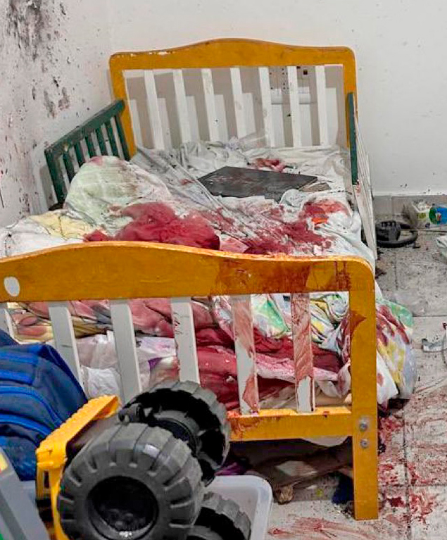 Lit d’enfant taché de sang dans le kibboutz israélien Kfar Aza. Lors du massacre du 7 octobre, le Hamas a tué des bébés et des enfants. Il a donné l’ordre de tuer beaucoup de Juifs et de prendre des otages.