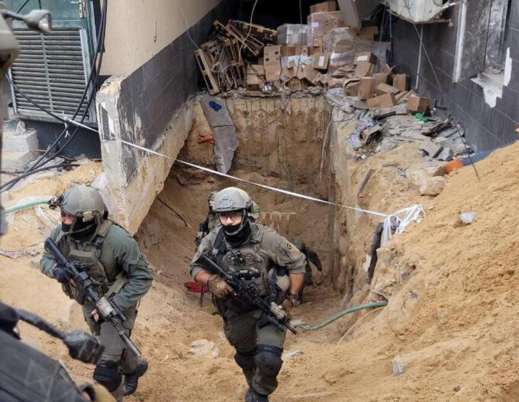 Soldados israelíes salen de uno de los túneles debajo de hospital Al Shiva, Gaza, 22 de nov., prueba de que Hamás operaba desde ahí, usando a civiles como escudos humanos.