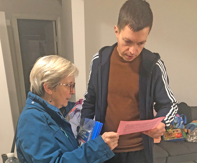SWP member Candace Wagner talked to Mykhailo Olkhovskyi, a taxi driver originally from Ukraine, at his doorstep in Parma, Ohio, showing him party statement in Ukrainian against Moscow’s invasion. He subscribed to Militant, got On the Jewish Question by Leon Trotsky.
