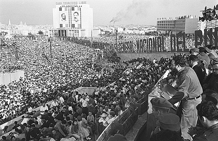 Fidel Castro lee la Segunda Declaración de La Habana ante un millón de cubanos congregados para demostrar su apoyo a la revolución socialista, febrero 1962. Por más de seis décadas Washington ha librado una guerra económica contra Cuba para aplastar logros de su pueblo.