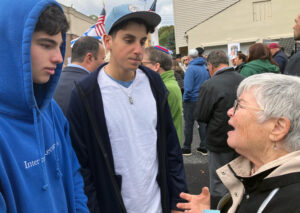 Lea Sherman, SWP candidate for New Jersey General Assembly, discusses fight against Jew-hatred with high school students in Livingston at Oct. 15 rally defending Israel’s right to exist.