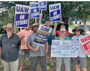 Rail workers join UAW picket line in Orlando, Florida, Oct. 2. President of SMART-TD Local 1138 sent a letter and a contribution for UAW strike fund, expressing solidarity and saying, “Your fight is our fight.”