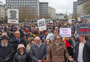 Miles marchan en Bruselas, Bélgica, 10 de diciembre, contra odio antijudío, por el derecho de Israel a existir y a defenderse. Cartel a la derecha dice, “Antisemitismo mata”.