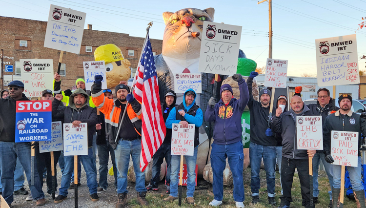 Obreros ferroviarios protestan frente a sede de empresa Indiana Harbor Belt en Hammond, Indiana, 15 de noviembre, para exigir que patrones concedan licencias de enfermedad pagadas.