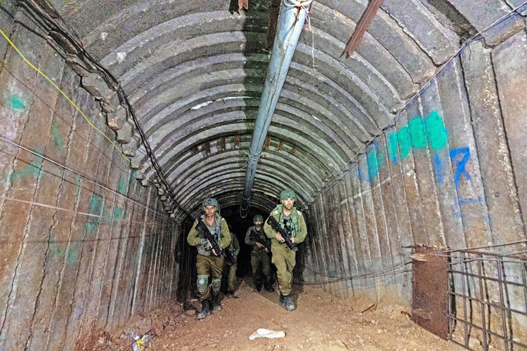 Des soldats israéliens dans un grand tunnel renforcé dans le nord de Gaza, le 15 décembre. Ce tunnel fait partie d’un grand réseau souterrain du Hamas pour attaquer les Juifs en Israël, comme le pogrom du 7 octobre. Bien à l’abris dans ses places fortes, ce groupe islamiste réactionnaire utilise les civils palestiniens comme boucliers humains.